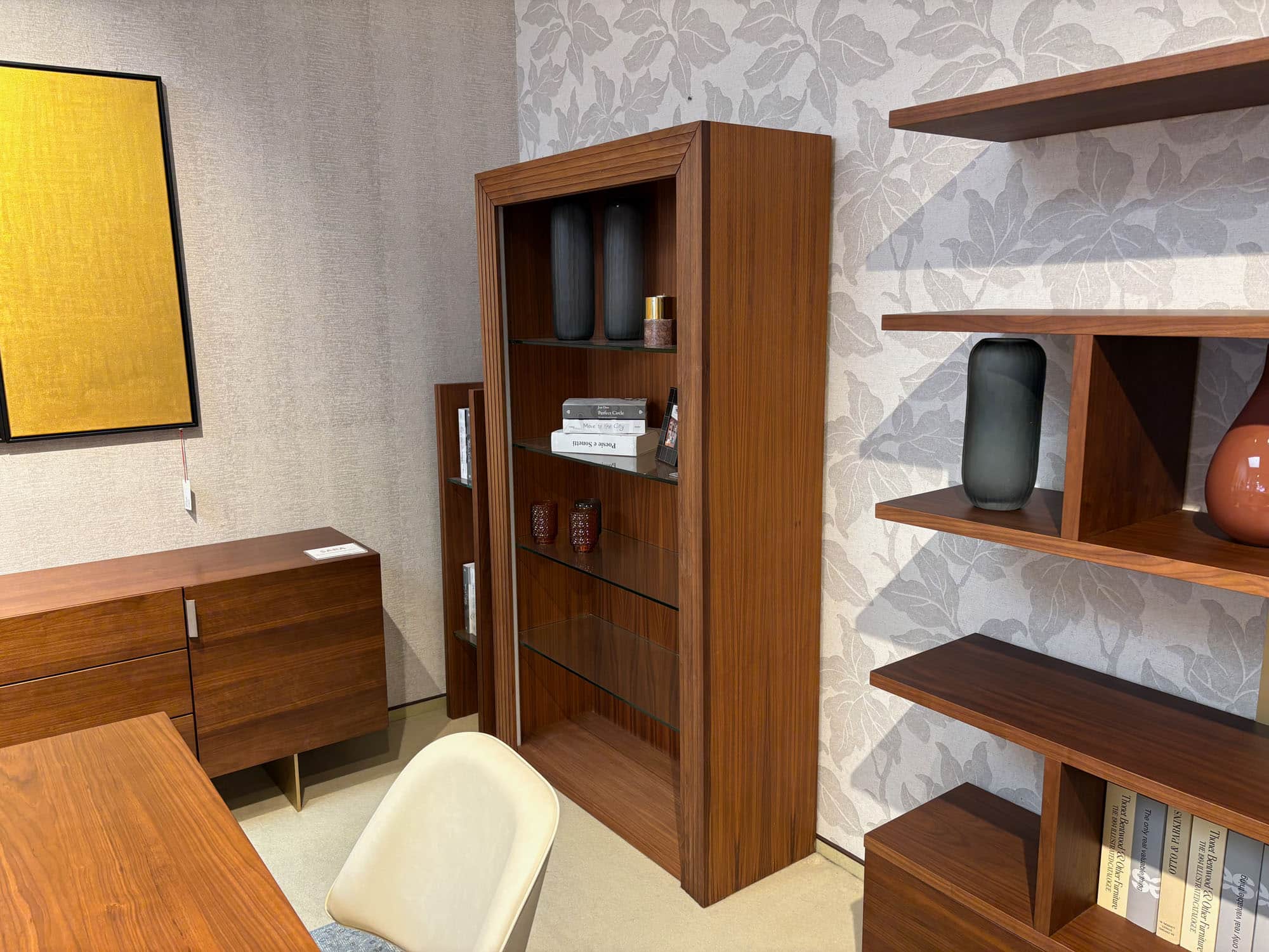 Knihovna Brown bez dveří