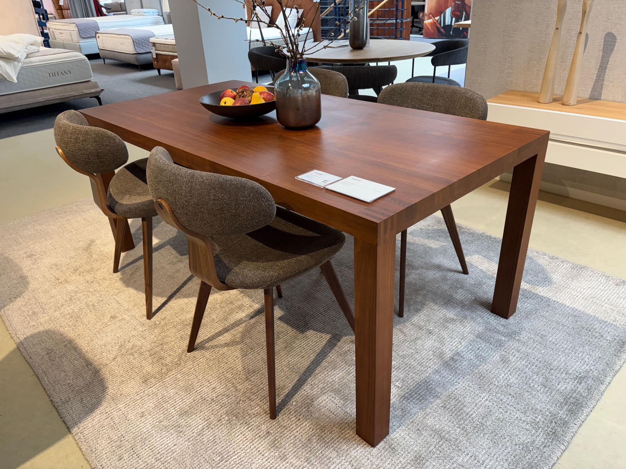 Stůl Gema ořech masiv