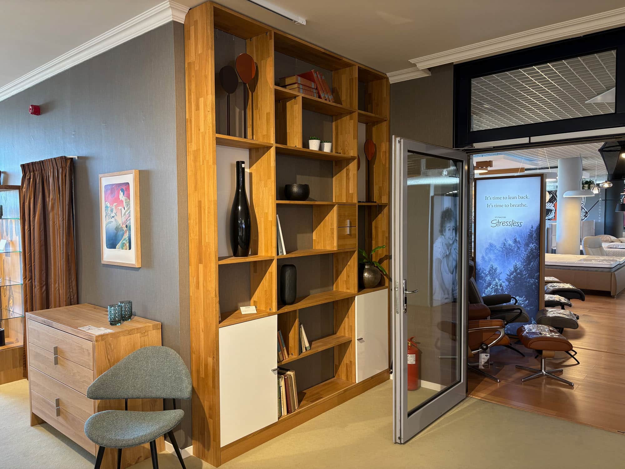 Knihovna z masivního dubu